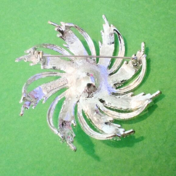 Vintage Sarah Coventry Pinwheel Silvertone Faux Pearl Brooch 1962 - Picture 4 of 6